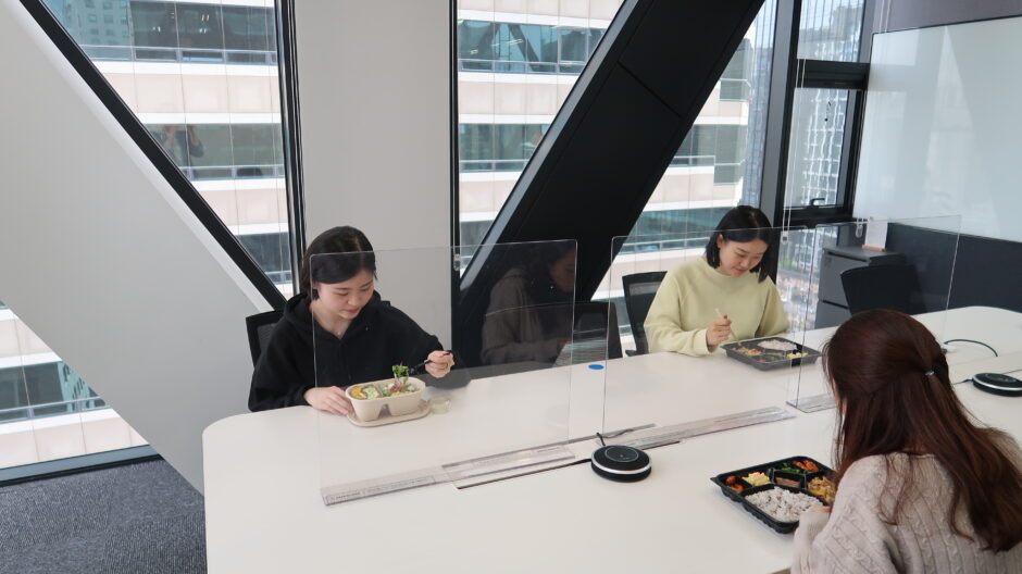 회사 점심 에 4인 이하로 즐겁고 안전하게 식사하는 모습