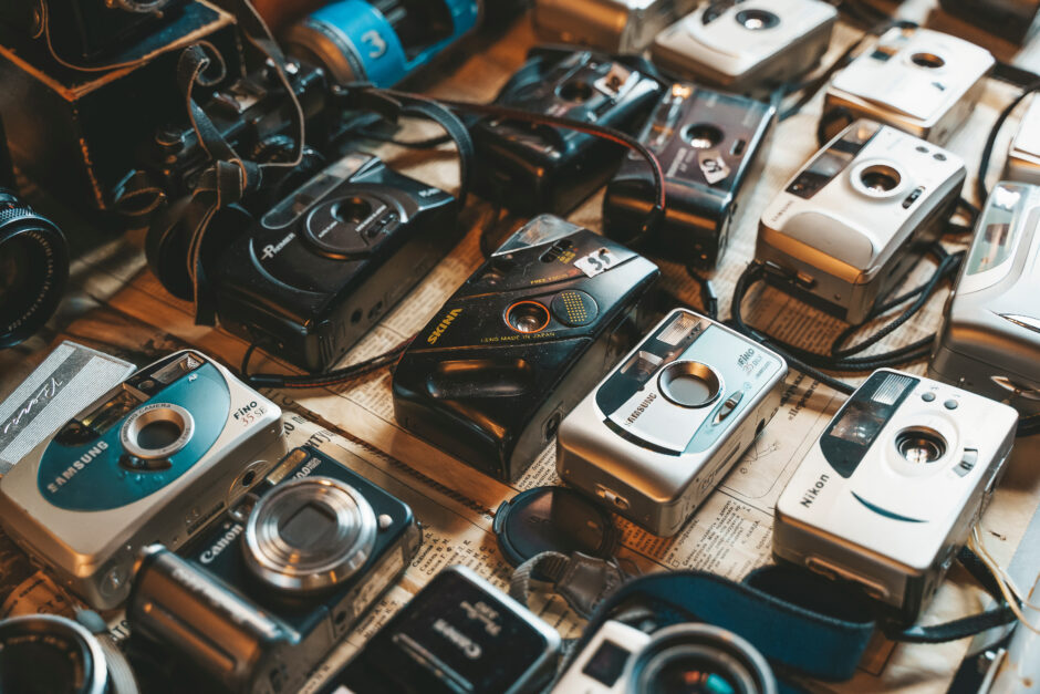 Y2K 빈티지 디카, 빈티지 캠코더, 디토 감성 - 장난감 같은 저화질 카메라가 메신저 선물하기 가전/디지털 부문 1위에 등극하거나, 20~30년 전 출시된 중고 디지털카메라, 캠코더에 대한 수요도 많아졌습니다.